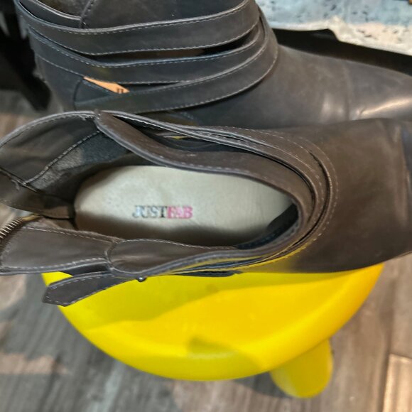JustFab Gray Ankle Boots - Picture 4 of 7